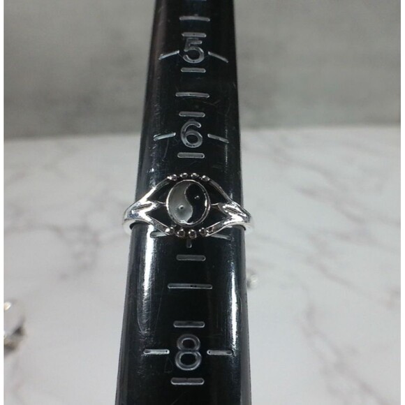 Lot Of 5 Rings Gypsy Boho Western Lotus Yin Yang Waves Daisy Eye Silver Plated - Picture 8 of 9